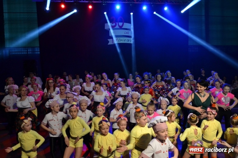 Zdjęcie w galerii na portalu naszraciborz.pl: Jubileusz 30-lecia zespołu tanecznego Uśmiech z udziałem Ani Wyszkoni  wiadomości z regionu