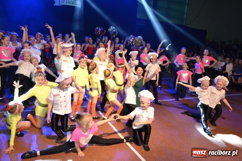 Zdjęcie w galerii na portalu naszraciborz.pl: Jubileusz 30-lecia zespołu tanecznego Uśmiech z udziałem Ani Wyszkoni  wiadomości z regionu