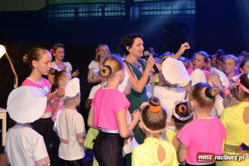 Zdjęcie w galerii na portalu naszraciborz.pl: Jubileusz 30-lecia zespołu tanecznego Uśmiech z udziałem Ani Wyszkoni  wiadomości z regionu