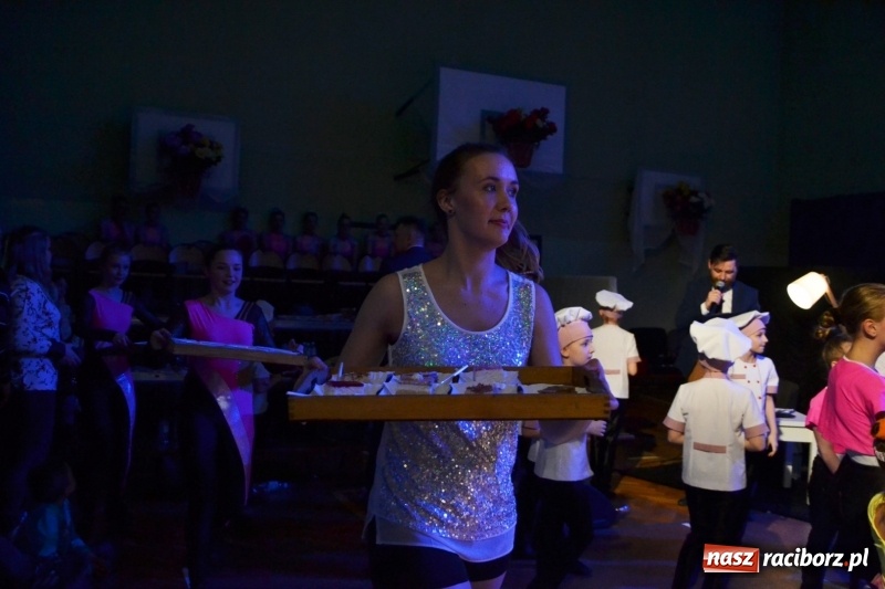 Zdjęcie w galerii na portalu naszraciborz.pl: Jubileusz 30-lecia zespołu tanecznego Uśmiech z udziałem Ani Wyszkoni  wiadomości z regionu