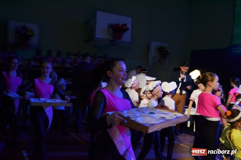 Zdjęcie w galerii na portalu naszraciborz.pl: Jubileusz 30-lecia zespołu tanecznego Uśmiech z udziałem Ani Wyszkoni  wiadomości z regionu