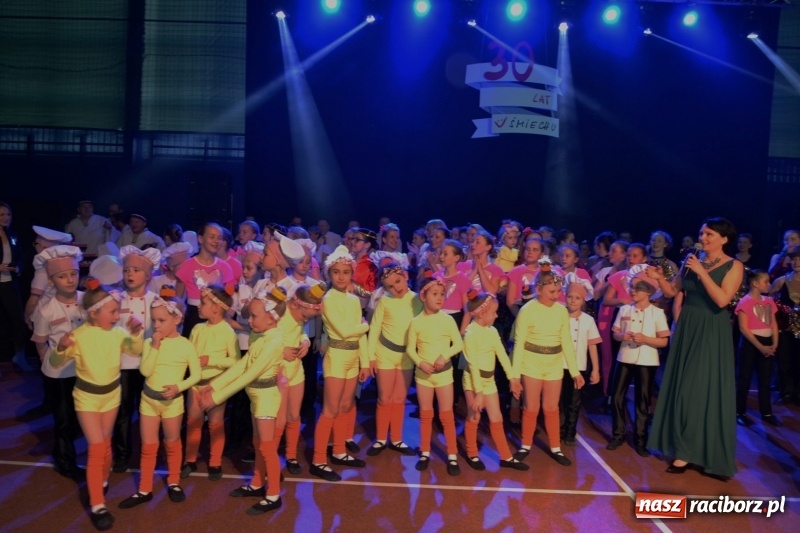 Zdjęcie w galerii na portalu naszraciborz.pl: Jubileusz 30-lecia zespołu tanecznego Uśmiech z udziałem Ani Wyszkoni  wiadomości z regionu