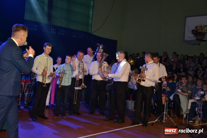 Zdjęcie w galerii na portalu naszraciborz.pl: Jubileusz 30-lecia zespołu tanecznego Uśmiech z udziałem Ani Wyszkoni  wiadomości z regionu