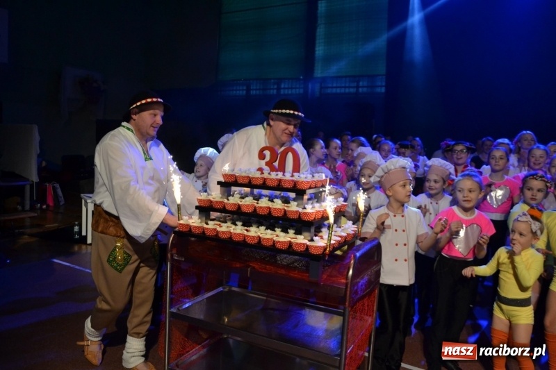 Zdjęcie w galerii na portalu naszraciborz.pl: Jubileusz 30-lecia zespołu tanecznego Uśmiech z udziałem Ani Wyszkoni  wiadomości z regionu