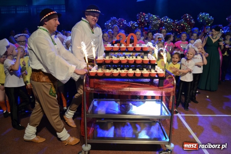 Zdjęcie w galerii na portalu naszraciborz.pl: Jubileusz 30-lecia zespołu tanecznego Uśmiech z udziałem Ani Wyszkoni  wiadomości z regionu