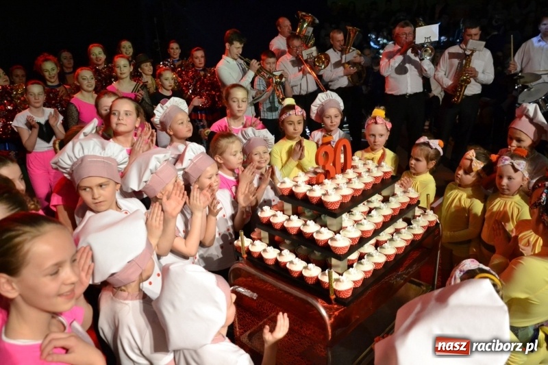 Zdjęcie w galerii na portalu naszraciborz.pl: Jubileusz 30-lecia zespołu tanecznego Uśmiech z udziałem Ani Wyszkoni  wiadomości z regionu