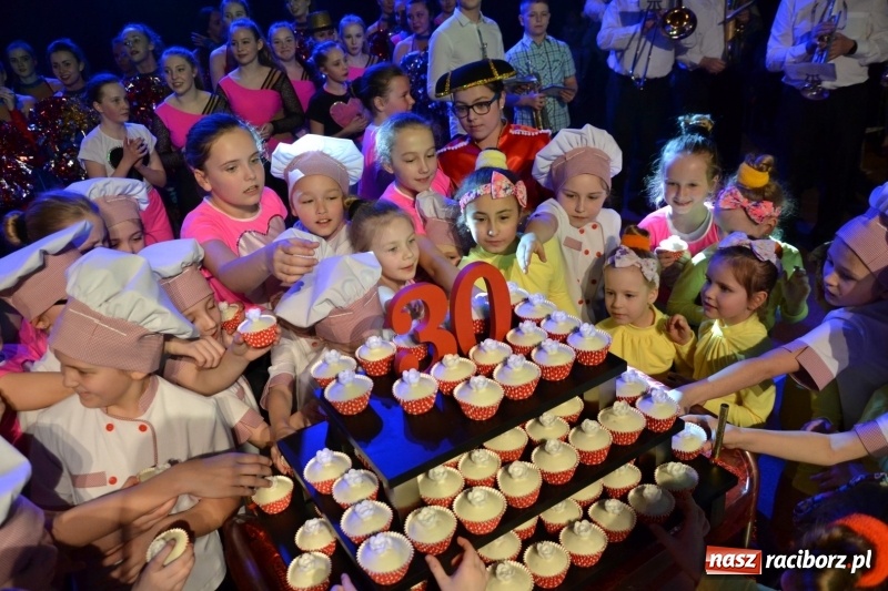 Zdjęcie w galerii na portalu naszraciborz.pl: Jubileusz 30-lecia zespołu tanecznego Uśmiech z udziałem Ani Wyszkoni  wiadomości z regionu