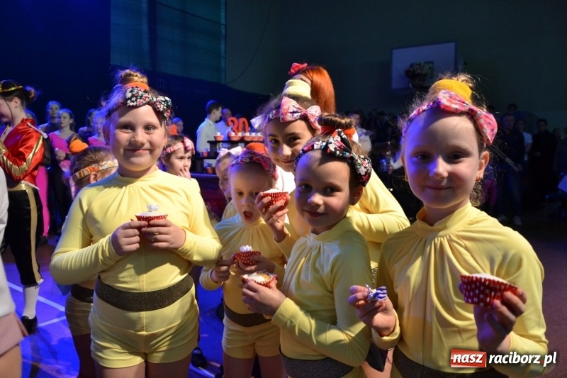 Zdjęcie w galerii na portalu naszraciborz.pl: Jubileusz 30-lecia zespołu tanecznego Uśmiech z udziałem Ani Wyszkoni  wiadomości z regionu