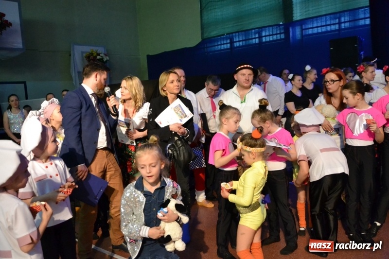 Zdjęcie w galerii na portalu naszraciborz.pl: Jubileusz 30-lecia zespołu tanecznego Uśmiech z udziałem Ani Wyszkoni  wiadomości z regionu