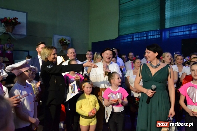 Zdjęcie w galerii na portalu naszraciborz.pl: Jubileusz 30-lecia zespołu tanecznego Uśmiech z udziałem Ani Wyszkoni  wiadomości z regionu