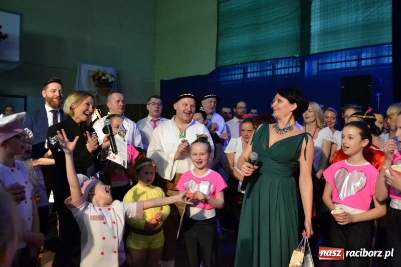 Zdjęcie w galerii na portalu naszraciborz.pl: Jubileusz 30-lecia zespołu tanecznego Uśmiech z udziałem Ani Wyszkoni  wiadomości z regionu