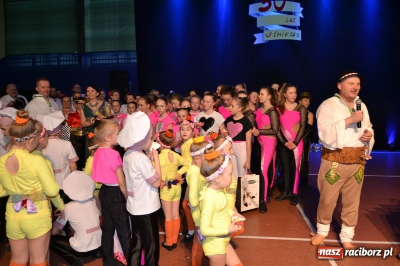Zdjęcie w galerii na portalu naszraciborz.pl: Jubileusz 30-lecia zespołu tanecznego Uśmiech z udziałem Ani Wyszkoni  wiadomości z regionu