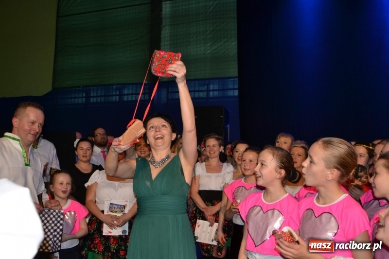 Zdjęcie w galerii na portalu naszraciborz.pl: Jubileusz 30-lecia zespołu tanecznego Uśmiech z udziałem Ani Wyszkoni  wiadomości z regionu