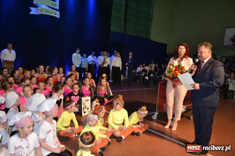 Zdjęcie w galerii na portalu naszraciborz.pl: Jubileusz 30-lecia zespołu tanecznego Uśmiech z udziałem Ani Wyszkoni  wiadomości z regionu