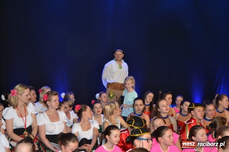 Zdjęcie w galerii na portalu naszraciborz.pl: Jubileusz 30-lecia zespołu tanecznego Uśmiech z udziałem Ani Wyszkoni  wiadomości z regionu