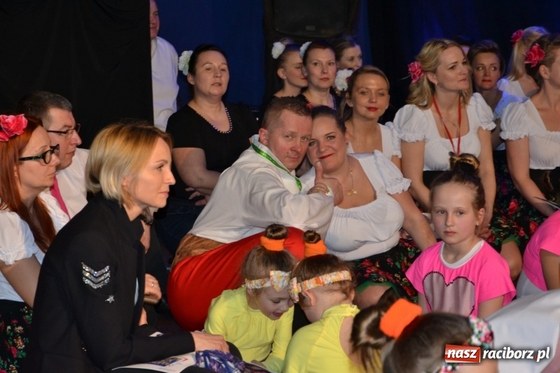 Zdjęcie w galerii na portalu naszraciborz.pl: Jubileusz 30-lecia zespołu tanecznego Uśmiech z udziałem Ani Wyszkoni  wiadomości z regionu