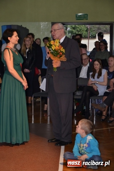 Zdjęcie w galerii na portalu naszraciborz.pl: Jubileusz 30-lecia zespołu tanecznego Uśmiech z udziałem Ani Wyszkoni  wiadomości z regionu