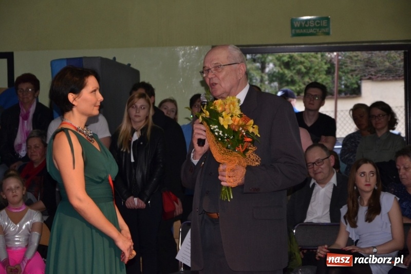 Zdjęcie w galerii na portalu naszraciborz.pl: Jubileusz 30-lecia zespołu tanecznego Uśmiech z udziałem Ani Wyszkoni  wiadomości z regionu
