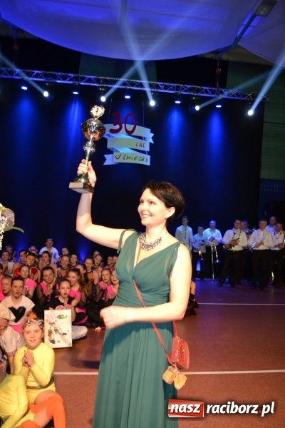 Zdjęcie w galerii na portalu naszraciborz.pl: Jubileusz 30-lecia zespołu tanecznego Uśmiech z udziałem Ani Wyszkoni  wiadomości z regionu