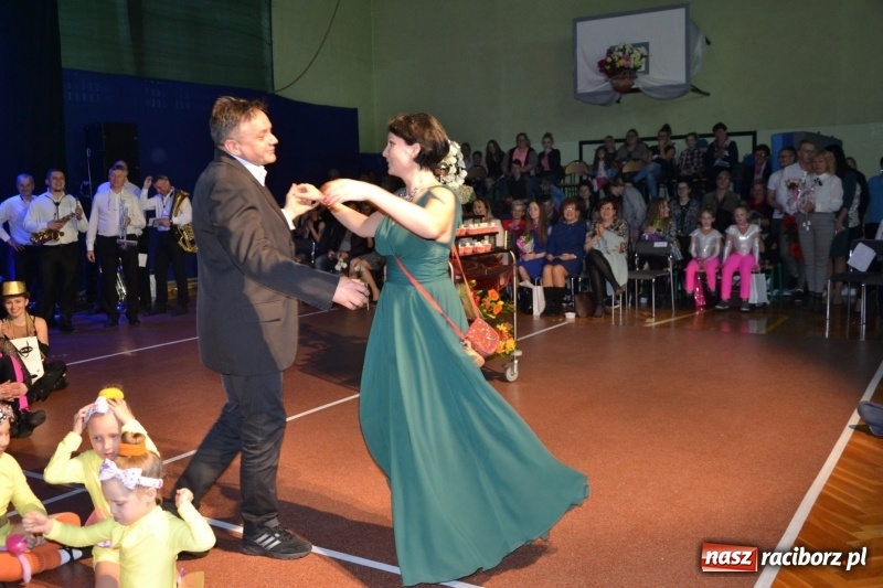 Zdjęcie w galerii na portalu naszraciborz.pl: Jubileusz 30-lecia zespołu tanecznego Uśmiech z udziałem Ani Wyszkoni  wiadomości z regionu