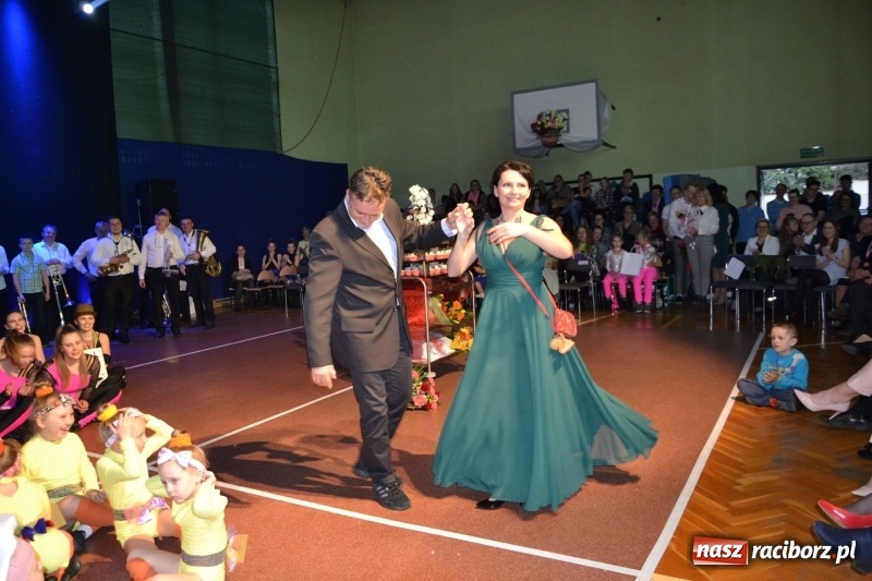Zdjęcie w galerii na portalu naszraciborz.pl: Jubileusz 30-lecia zespołu tanecznego Uśmiech z udziałem Ani Wyszkoni  wiadomości z regionu