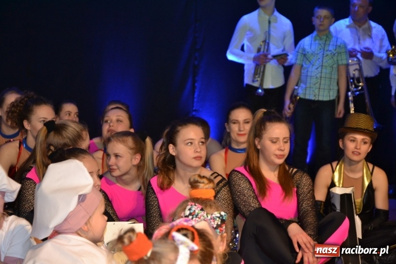 Zdjęcie w galerii na portalu naszraciborz.pl: Jubileusz 30-lecia zespołu tanecznego Uśmiech z udziałem Ani Wyszkoni  wiadomości z regionu