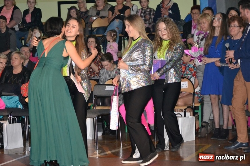 Zdjęcie w galerii na portalu naszraciborz.pl: Jubileusz 30-lecia zespołu tanecznego Uśmiech z udziałem Ani Wyszkoni  wiadomości z regionu