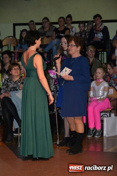 Zdjęcie w galerii na portalu naszraciborz.pl: Jubileusz 30-lecia zespołu tanecznego Uśmiech z udziałem Ani Wyszkoni  wiadomości z regionu