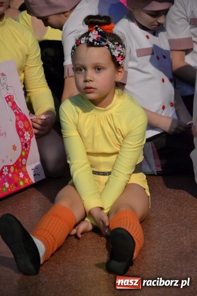 Zdjęcie w galerii na portalu naszraciborz.pl: Jubileusz 30-lecia zespołu tanecznego Uśmiech z udziałem Ani Wyszkoni  wiadomości z regionu