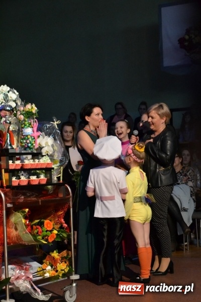 Zdjęcie w galerii na portalu naszraciborz.pl: Jubileusz 30-lecia zespołu tanecznego Uśmiech z udziałem Ani Wyszkoni  wiadomości z regionu