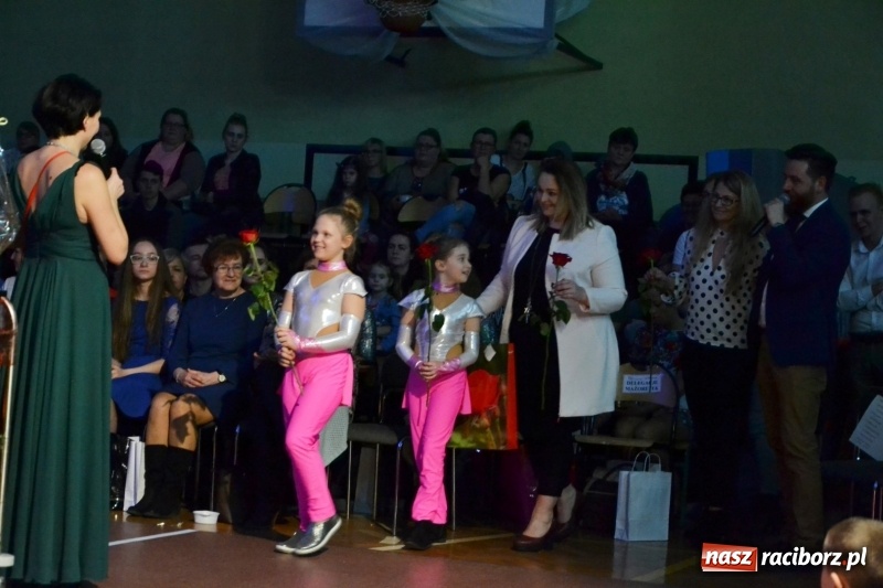 Zdjęcie w galerii na portalu naszraciborz.pl: Jubileusz 30-lecia zespołu tanecznego Uśmiech z udziałem Ani Wyszkoni  wiadomości z regionu