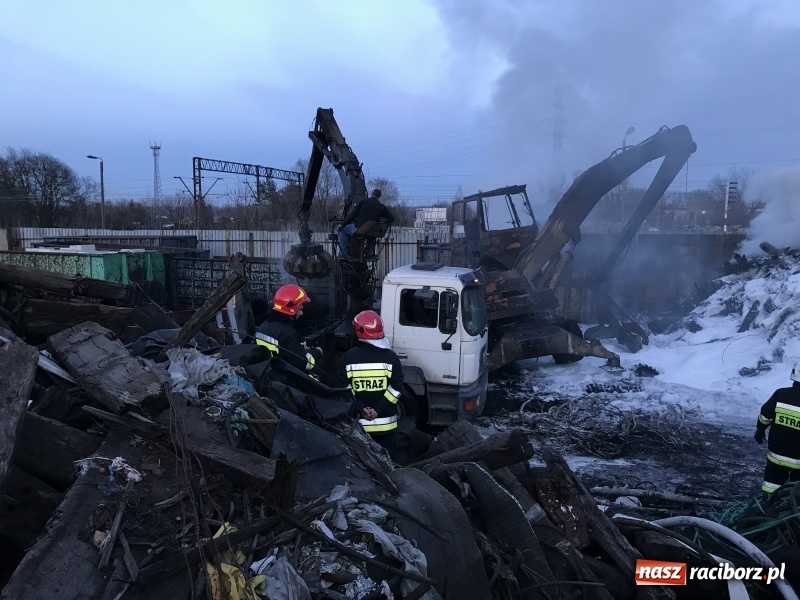 Zdjęcie w galerii na portalu naszraciborz.pl: Pożar przy Eichendorffa. Krajobraz po żywiole! Tony groźnych odpadów na zapleczu byłych zakładów mięsnych wiadomości z regionu