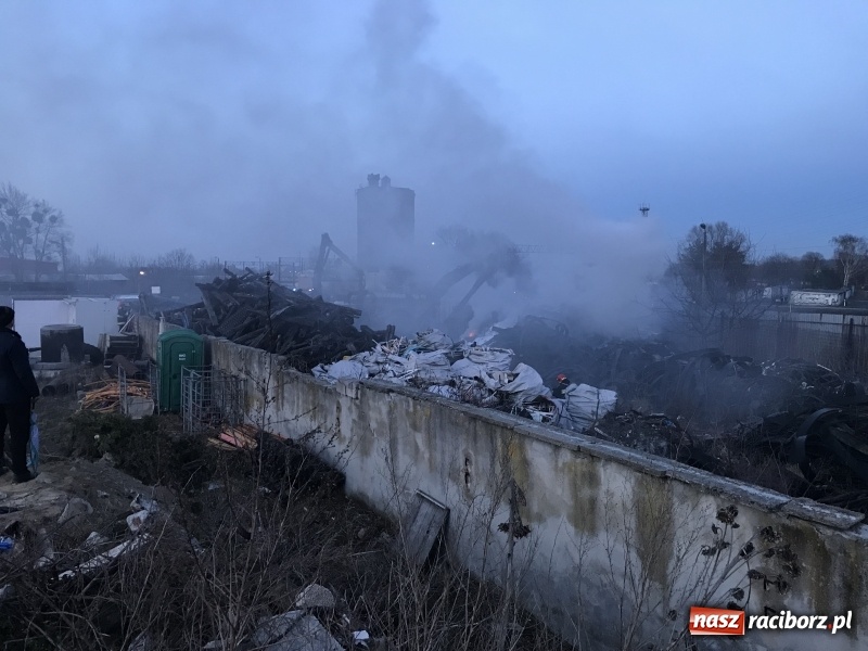 Zdjęcie w galerii na portalu naszraciborz.pl: Pożar przy Eichendorffa. Krajobraz po żywiole! Tony groźnych odpadów na zapleczu byłych zakładów mięsnych wiadomości z regionu
