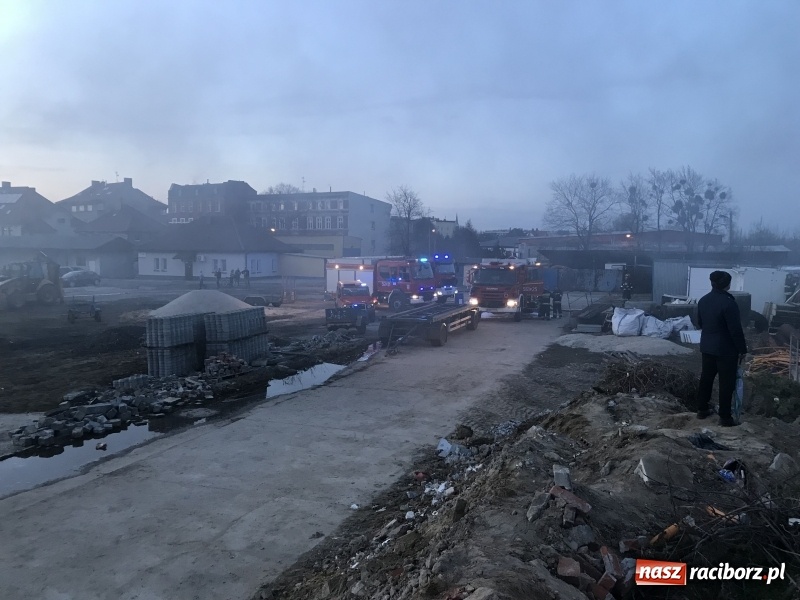 Zdjęcie w galerii na portalu naszraciborz.pl: Pożar przy Eichendorffa. Krajobraz po żywiole! Tony groźnych odpadów na zapleczu byłych zakładów mięsnych wiadomości z regionu