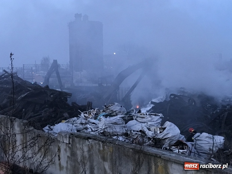 Zdjęcie w galerii na portalu naszraciborz.pl: Pożar przy Eichendorffa. Krajobraz po żywiole! Tony groźnych odpadów na zapleczu byłych zakładów mięsnych wiadomości z regionu