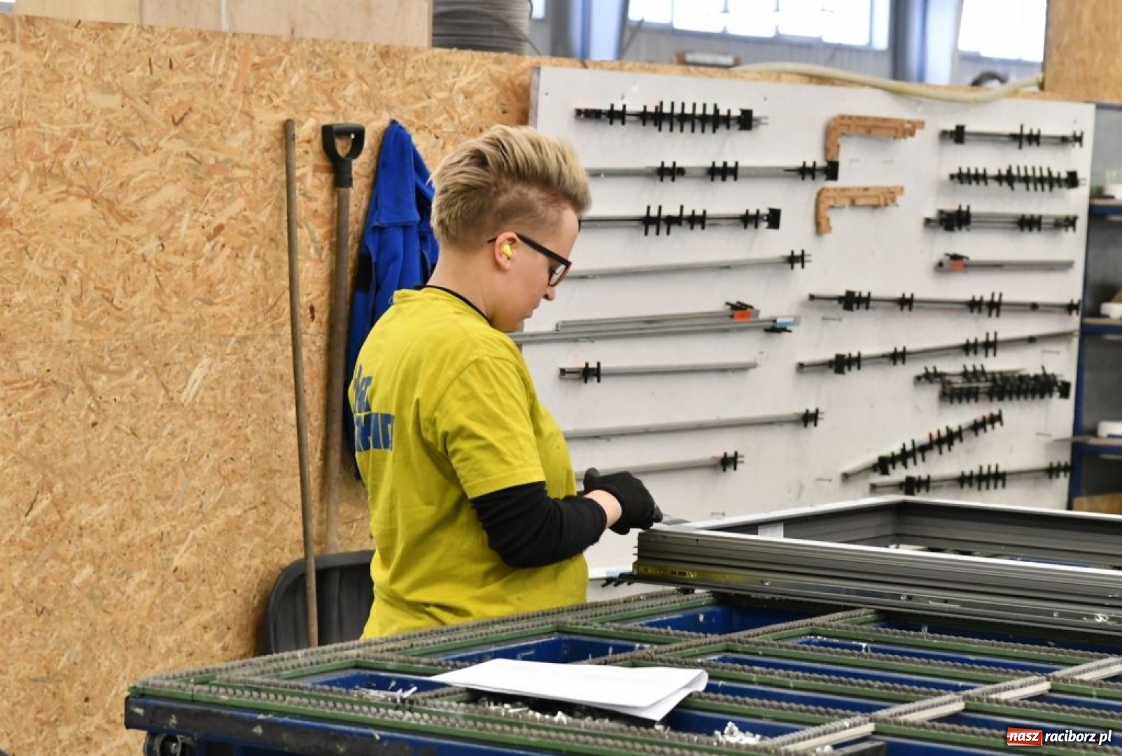 Zdjęcie w galerii na portalu naszraciborz.pl: Eko-Okna poszukują ślusarzy i stolarzy do działu aluminium wiadomości z regionu