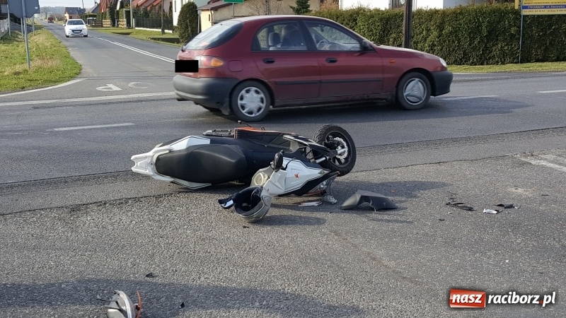 Zdjęcie w galerii na portalu naszraciborz.pl: Zderzenie osobówki i skutera w Tworkowie  wiadomości z regionu