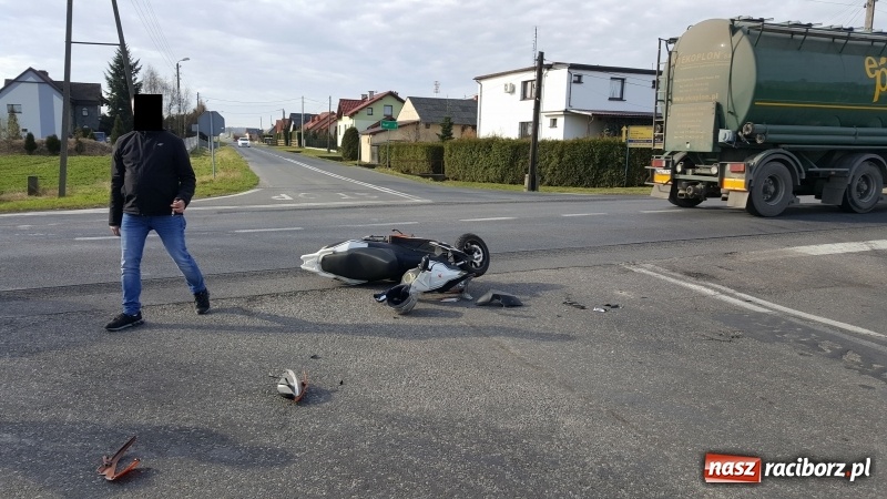 Zdjęcie w galerii na portalu naszraciborz.pl: Zderzenie osobówki i skutera w Tworkowie  wiadomości z regionu