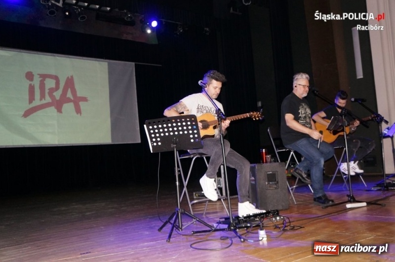 Zdjęcie w galerii na portalu naszraciborz.pl: IRA zagrała wczoraj z policjantami z Raciborza wiadomości z regionu