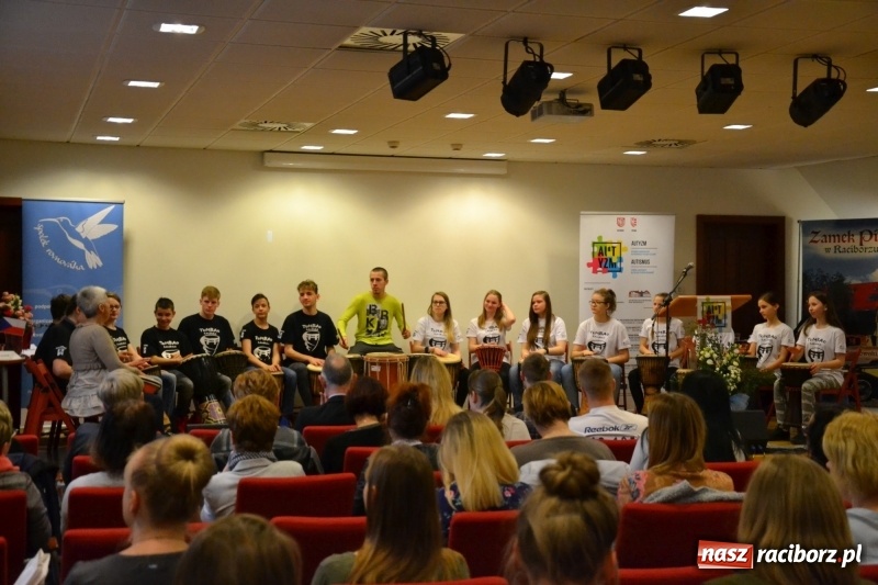 Zdjęcie w galerii na portalu naszraciborz.pl: Polsko-czeska dyskusja o autyzmie na raciborskim zamku  wiadomości z regionu