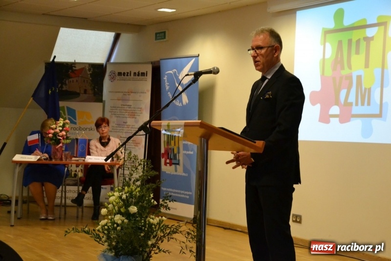 Zdjęcie w galerii na portalu naszraciborz.pl: Polsko-czeska dyskusja o autyzmie na raciborskim zamku  wiadomości z regionu