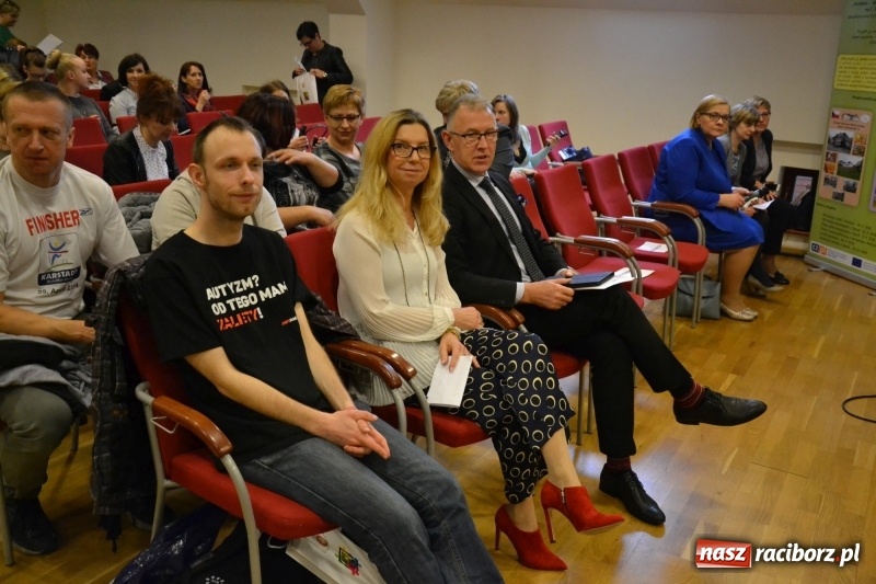 Zdjęcie w galerii na portalu naszraciborz.pl: Polsko-czeska dyskusja o autyzmie na raciborskim zamku  wiadomości z regionu