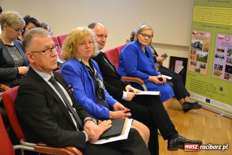 Zdjęcie w galerii na portalu naszraciborz.pl: Polsko-czeska dyskusja o autyzmie na raciborskim zamku  wiadomości z regionu