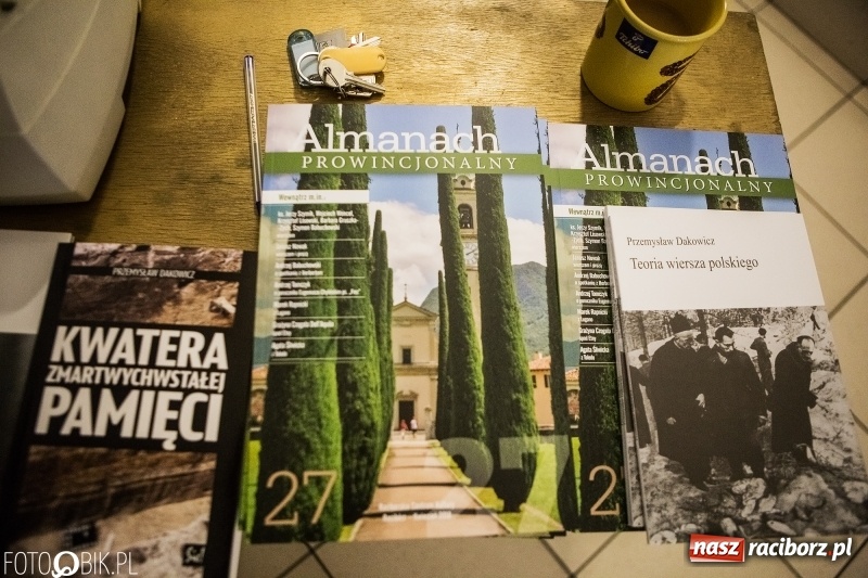 Zdjęcie w galerii na portalu naszraciborz.pl: Promocja kolejnego numeru Almanachu Prowincjonalnego wiadomości z regionu