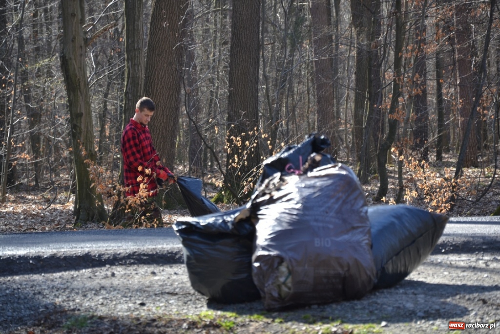 Zdjęcie w galerii na portalu naszraciborz.pl: Swoje śmieci zabieraj ze sobą! Wiosenne sprzątanie w Jankowicach wiadomości z regionu