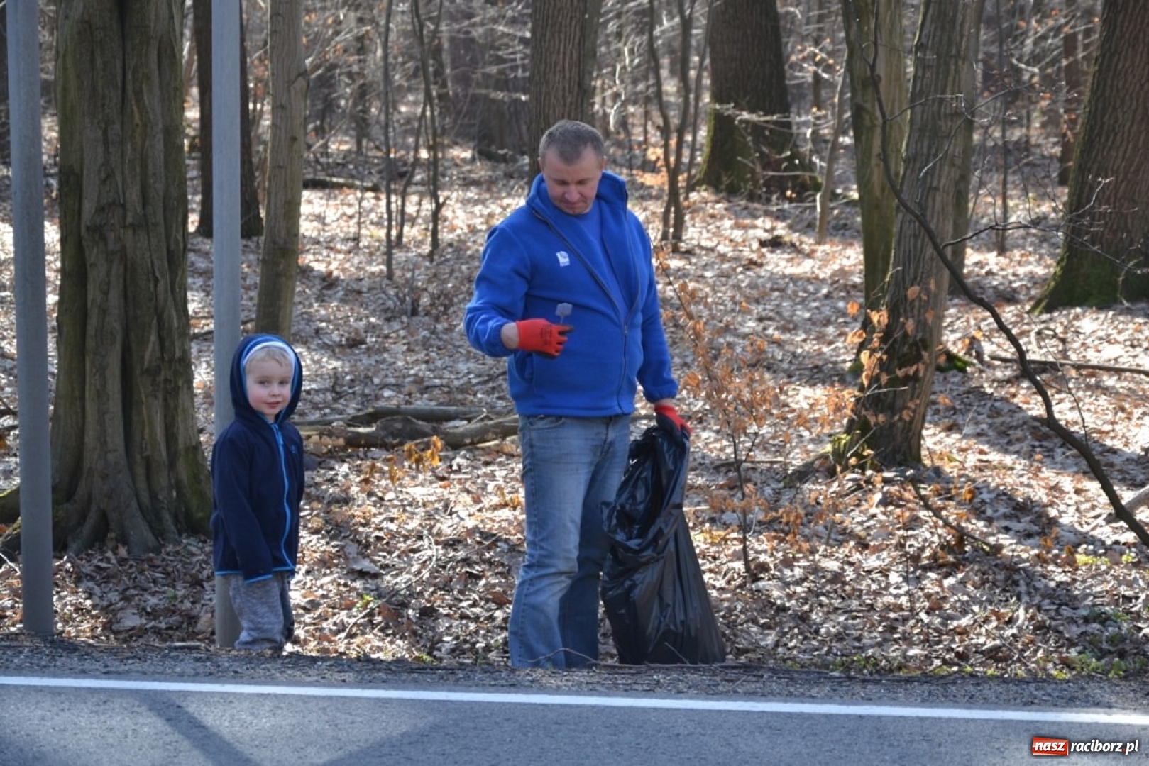 Zdjęcie w galerii na portalu naszraciborz.pl: Swoje śmieci zabieraj ze sobą! Wiosenne sprzątanie w Jankowicach wiadomości z regionu