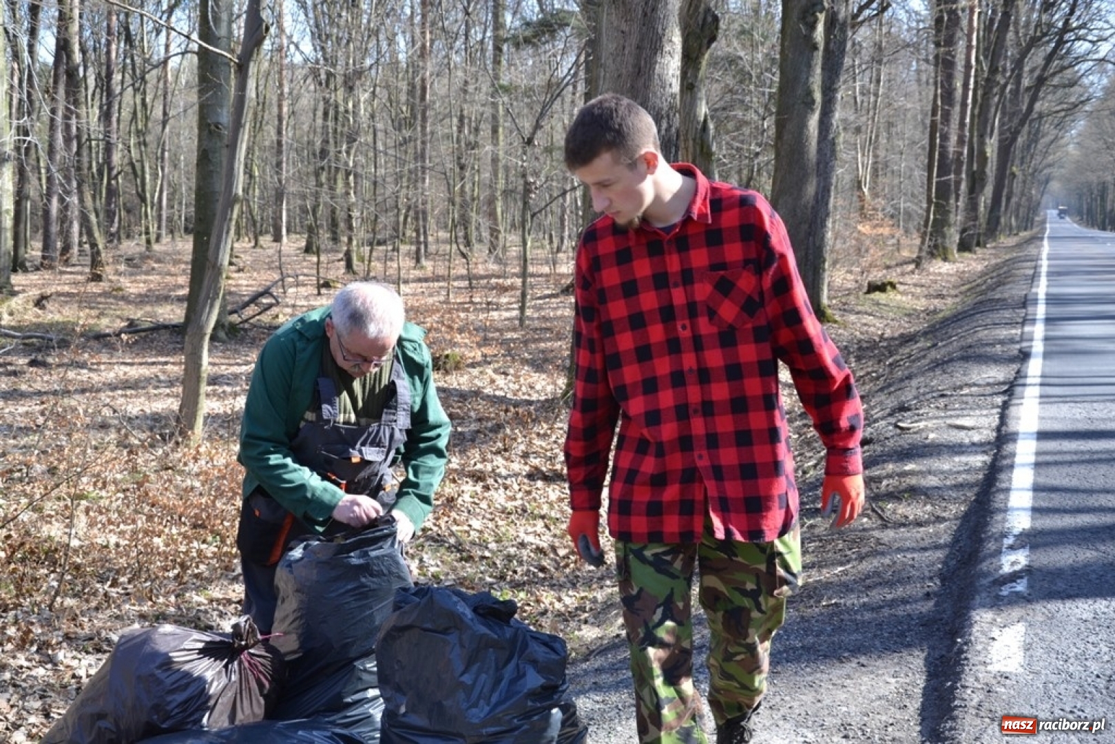 Zdjęcie w galerii na portalu naszraciborz.pl: Swoje śmieci zabieraj ze sobą! Wiosenne sprzątanie w Jankowicach wiadomości z regionu