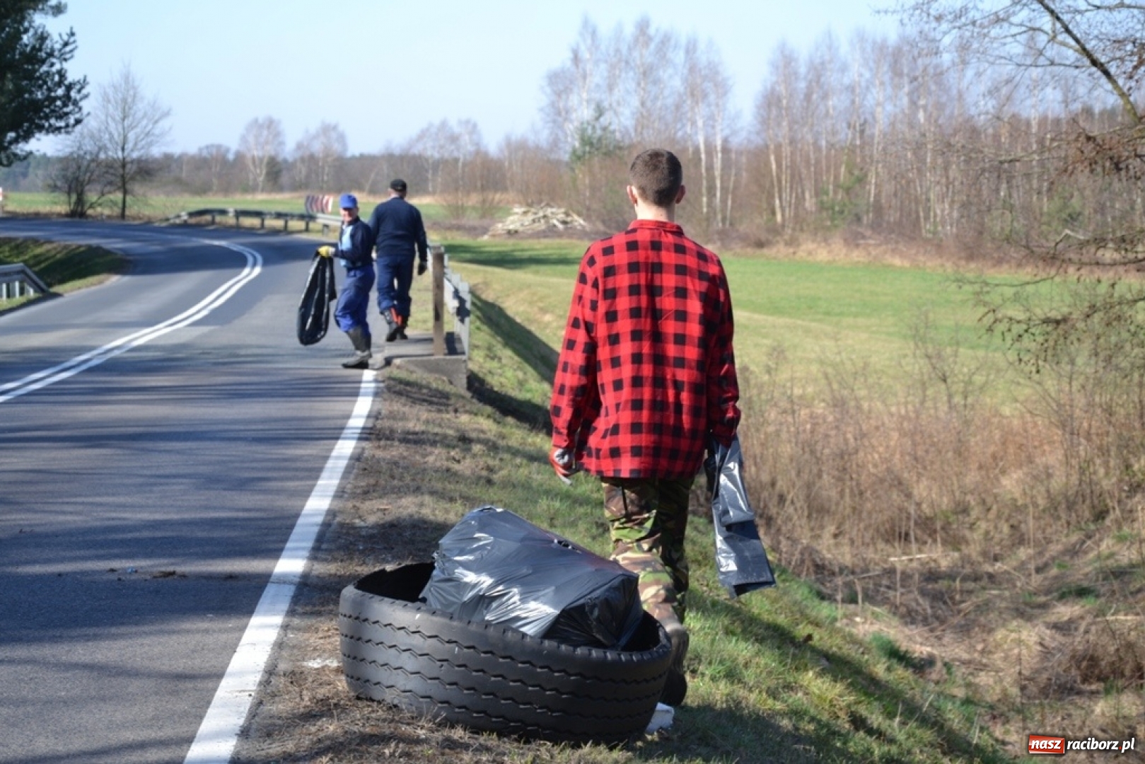 Zdjęcie w galerii na portalu naszraciborz.pl: Swoje śmieci zabieraj ze sobą! Wiosenne sprzątanie w Jankowicach wiadomości z regionu