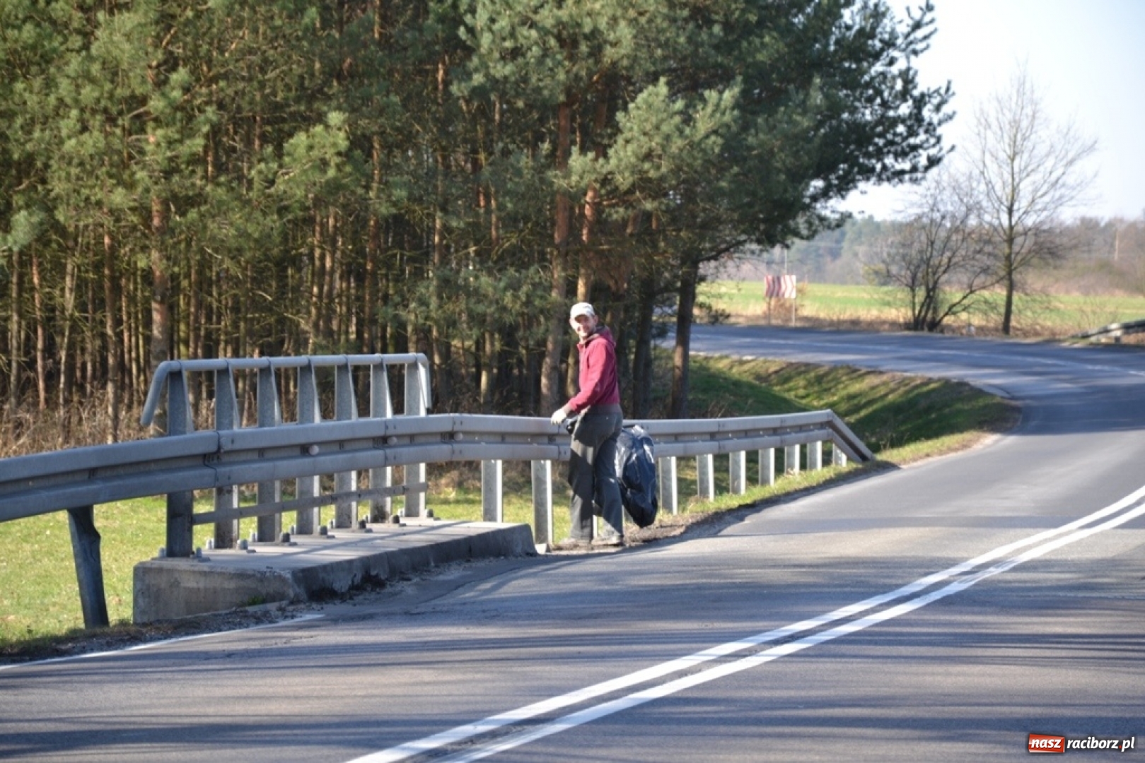 Zdjęcie w galerii na portalu naszraciborz.pl: Swoje śmieci zabieraj ze sobą! Wiosenne sprzątanie w Jankowicach wiadomości z regionu