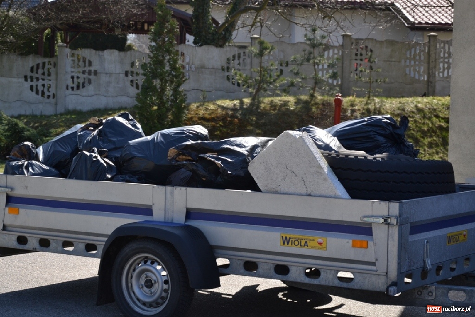 Zdjęcie w galerii na portalu naszraciborz.pl: Swoje śmieci zabieraj ze sobą! Wiosenne sprzątanie w Jankowicach wiadomości z regionu